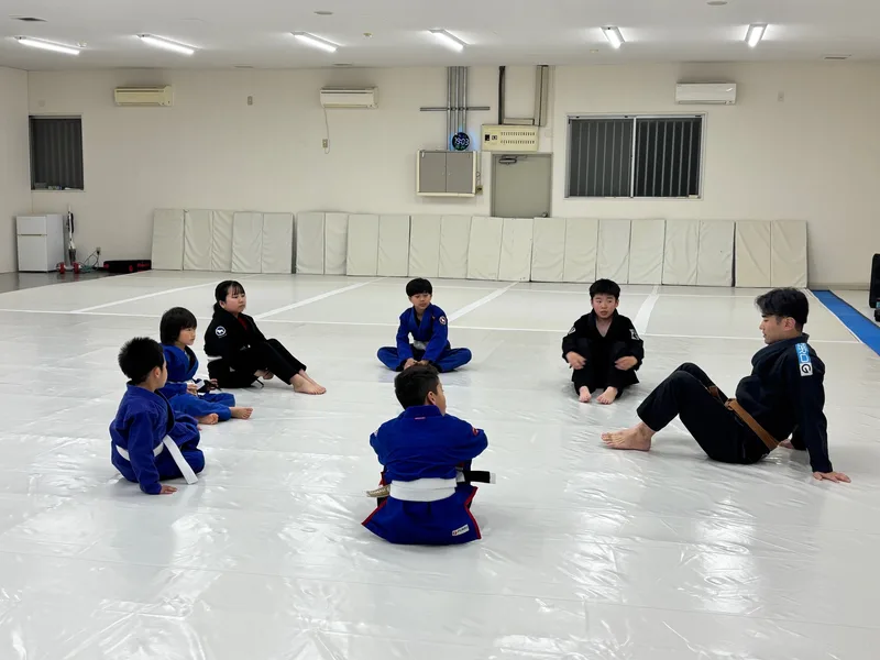 Turma infantil de Jiu-Jitsu: disciplina, coordenação motora e respeito